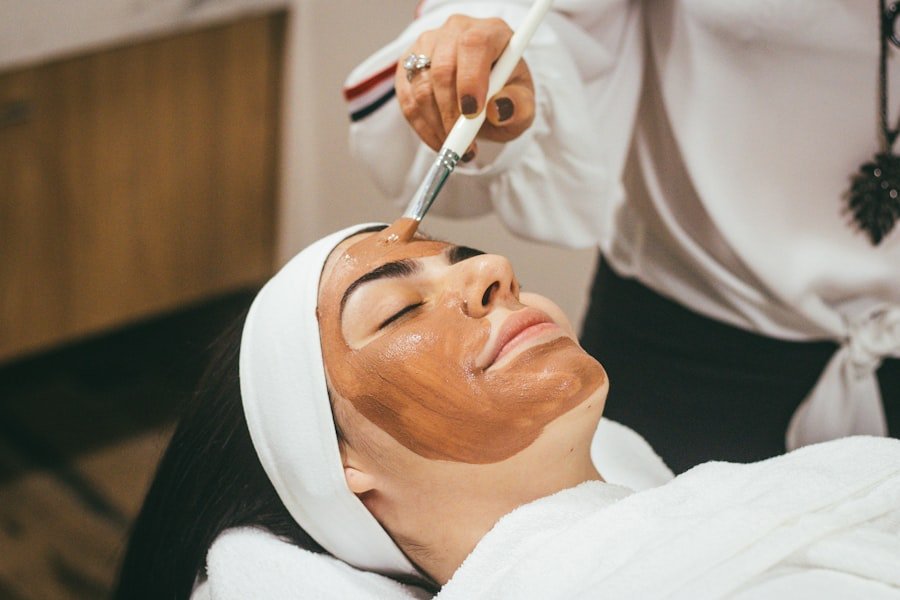 Tratamiento facial aplicado con pincel para hombres y mujeres
